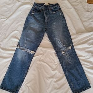 Abercrombie The 90s straight Ultra high rise jean. Size 26s Curve love